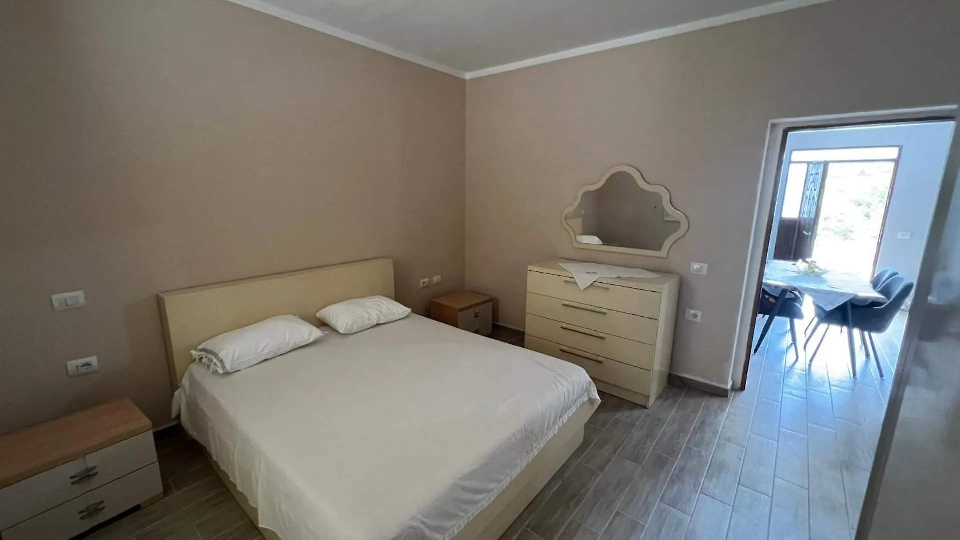 Emi Bolene Villa Vlore